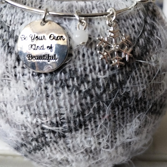 Avon Precious Charms Christmas Time Winter Themed Snowflake Bangle Bracelet - Picture 13 of 16